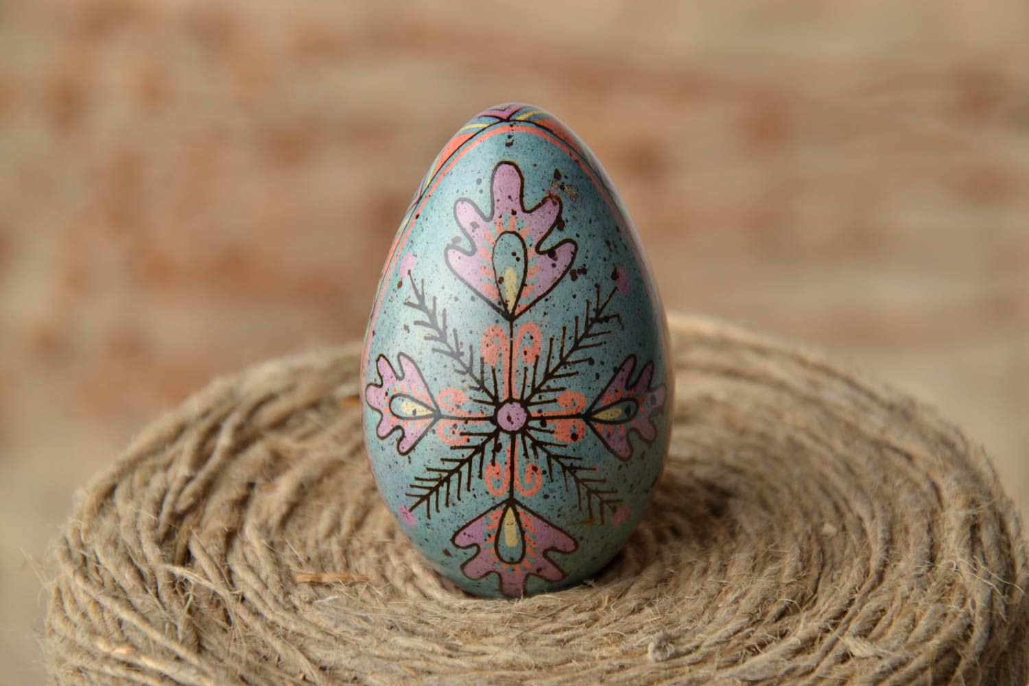 Oeuf de Pâques décoratif fait main original avec ornement traditionnel photo 1