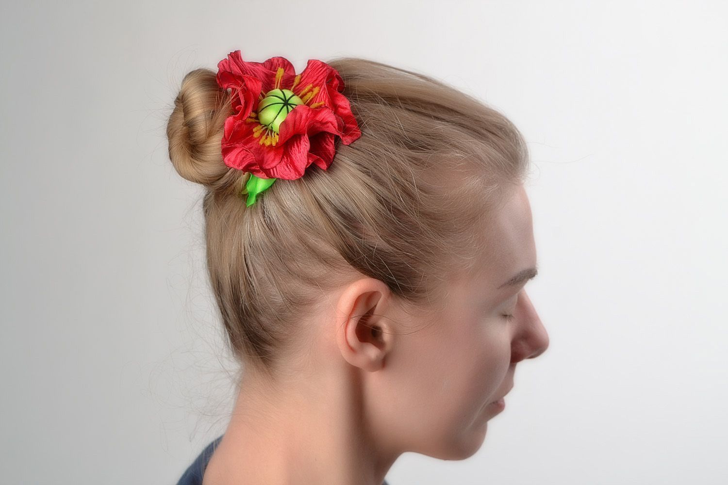 Handgemachter roter Haargummi aus Stoff in Form einer Mohnblume für Frisuren foto 1