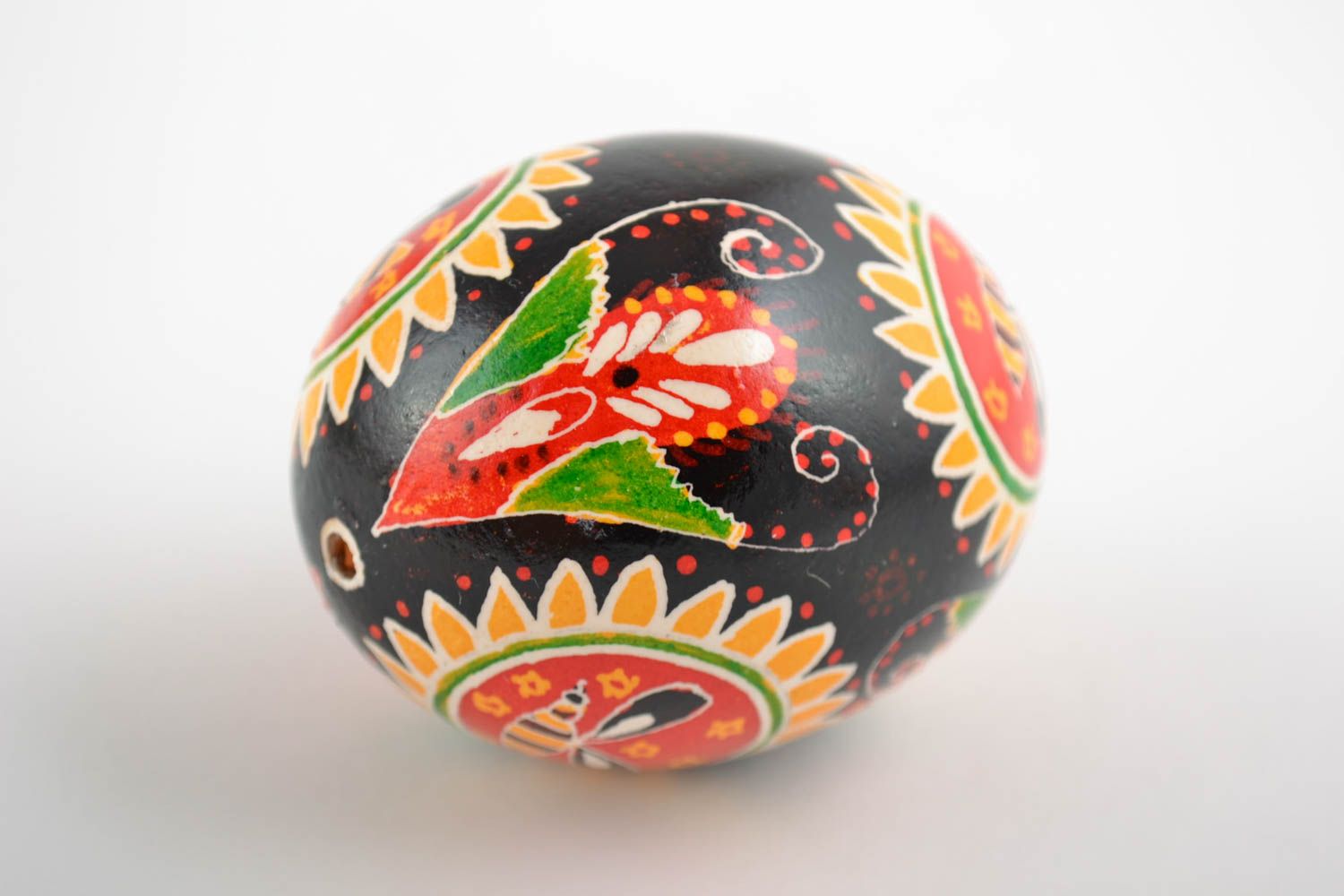 Huevo de Pascua de gallina pintado con arcílicos artesanal vistoso foto 5