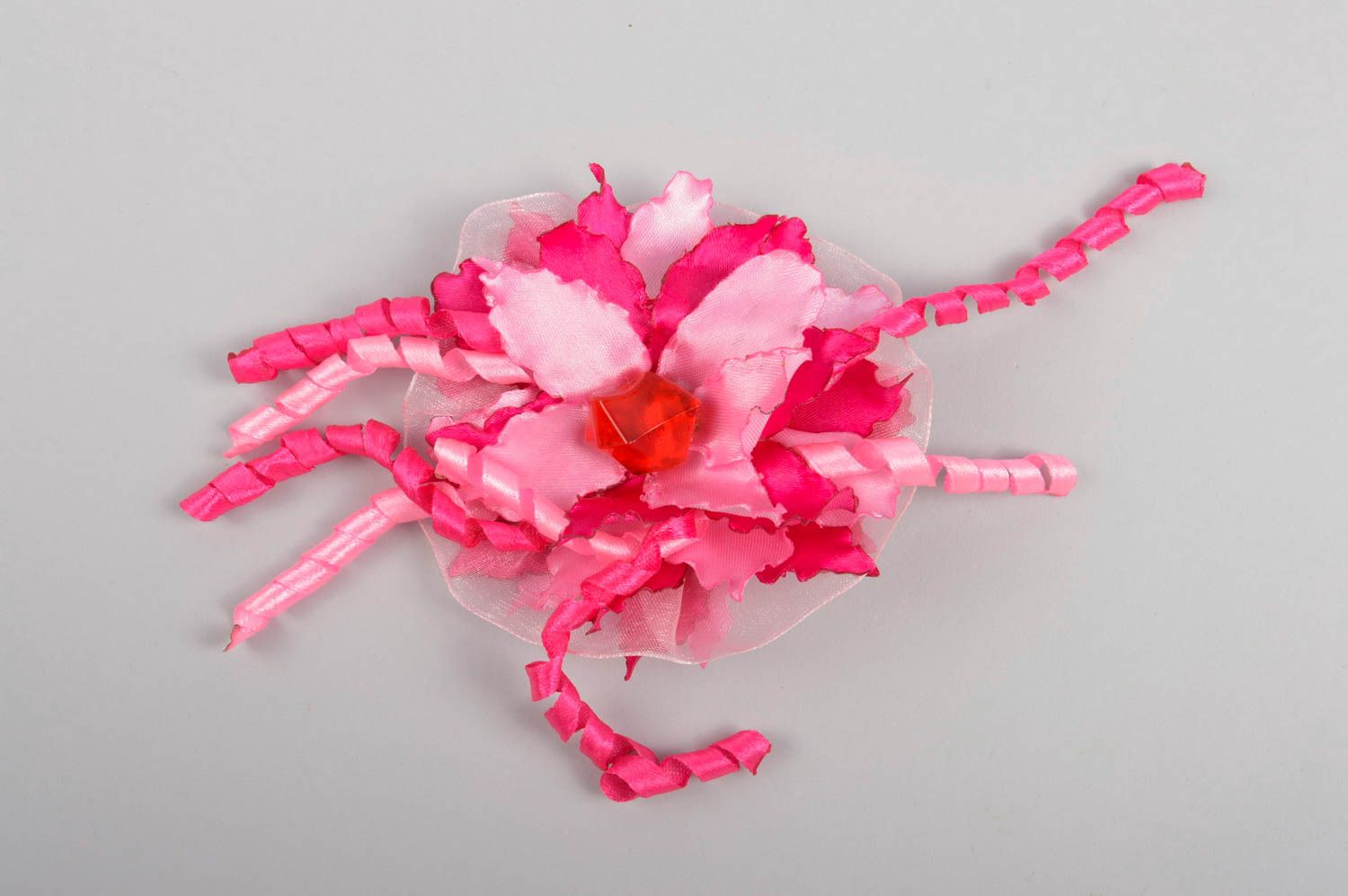 Розовое украшение ручной работы аксессуар для волос заколка с цветком из лент фото 5