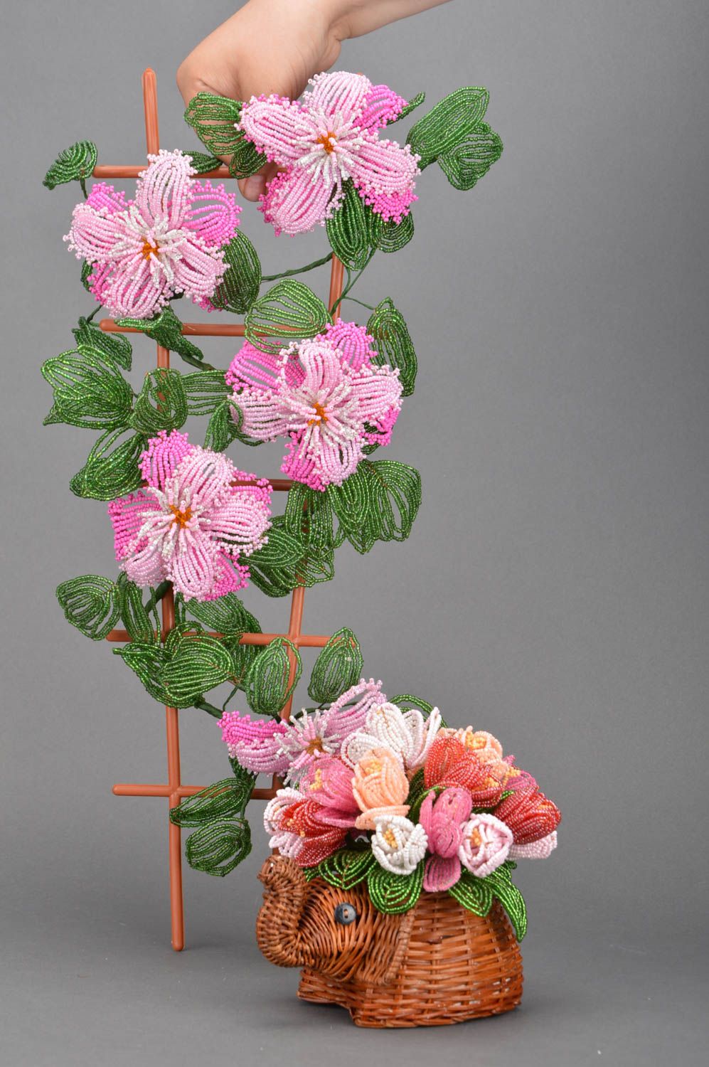 Набор декоративных элементов из 5 лилий и тюльпанов из бисера в кашпо хэнд мэйд фото 3