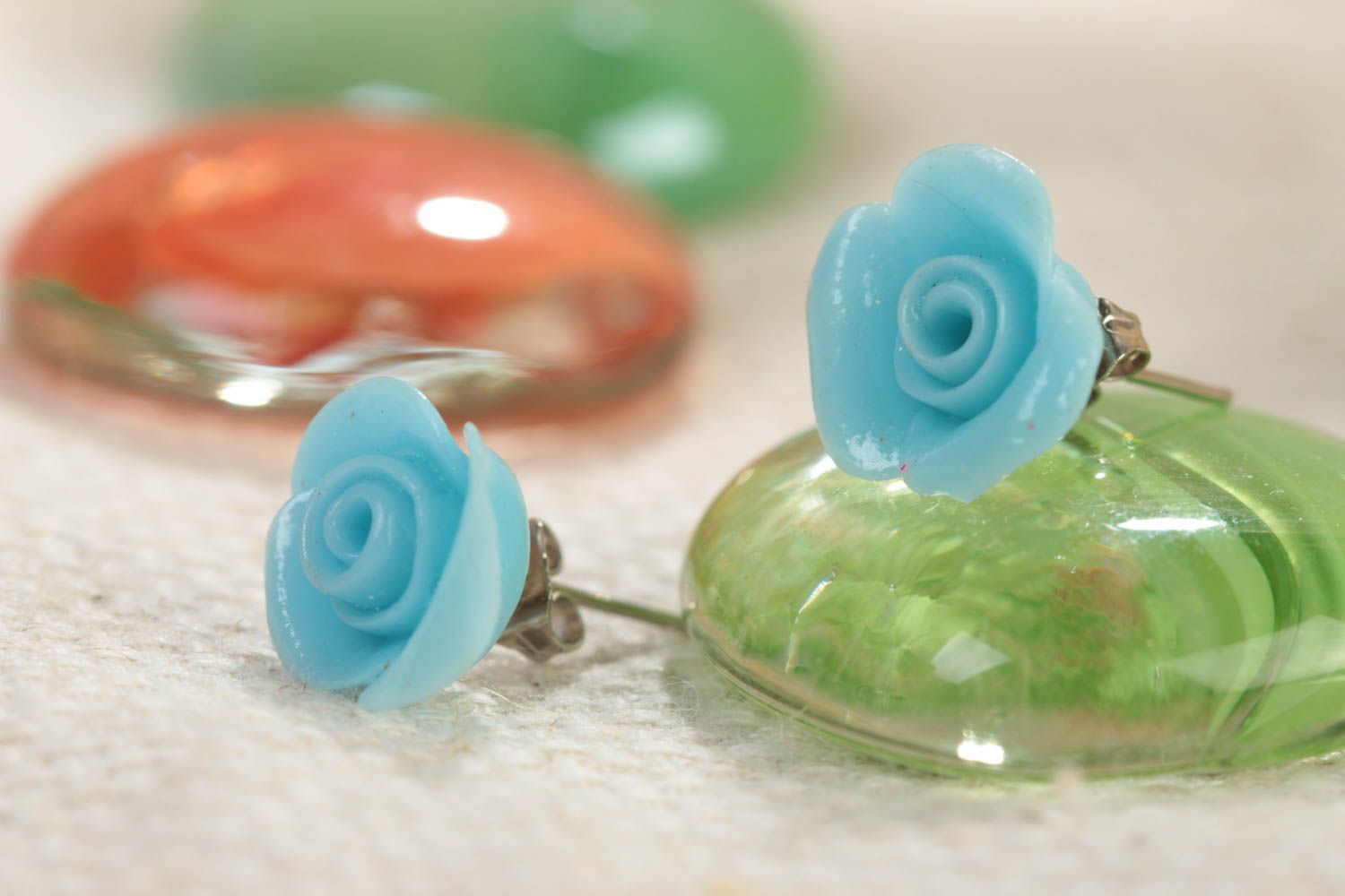 Kleine blaue Steck Ohrringe aus Polymerton künstlerische Handarbeit mit Rosen  foto 1