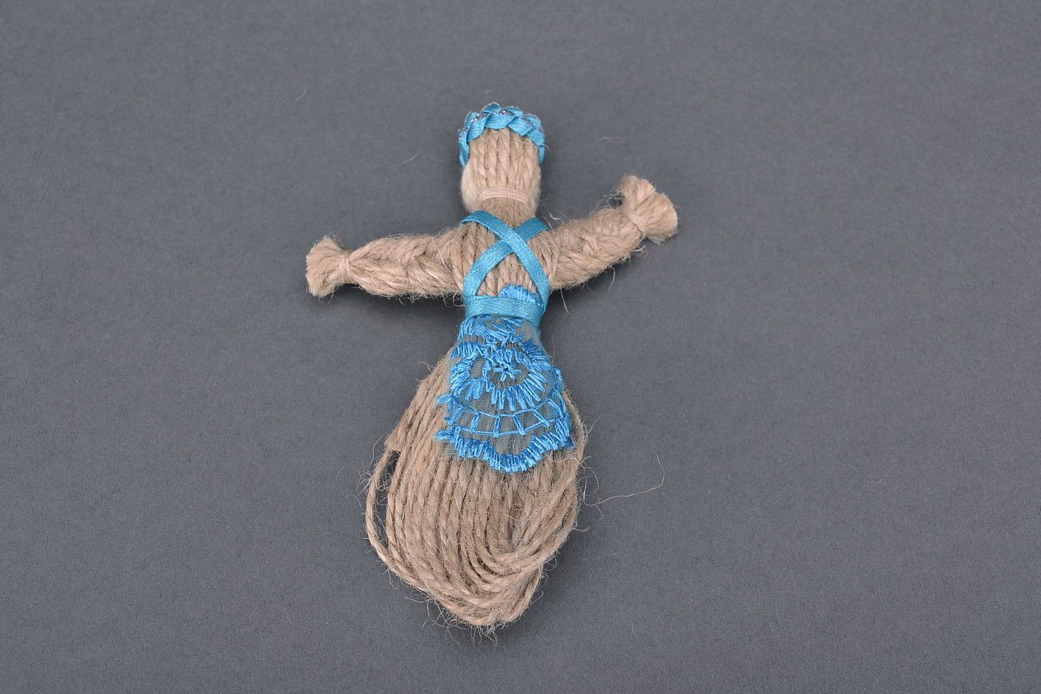 Boneca vesnyanka em um vestido azul foto 2