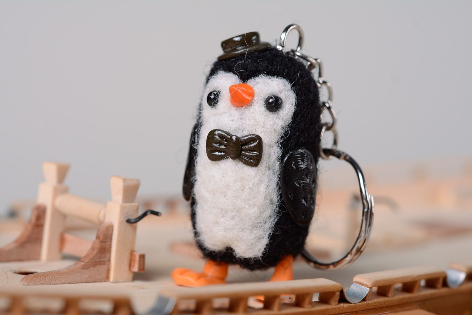 Breloque-jouet en laine feutrée et argile polymère faite main originale Pingouin photo 1