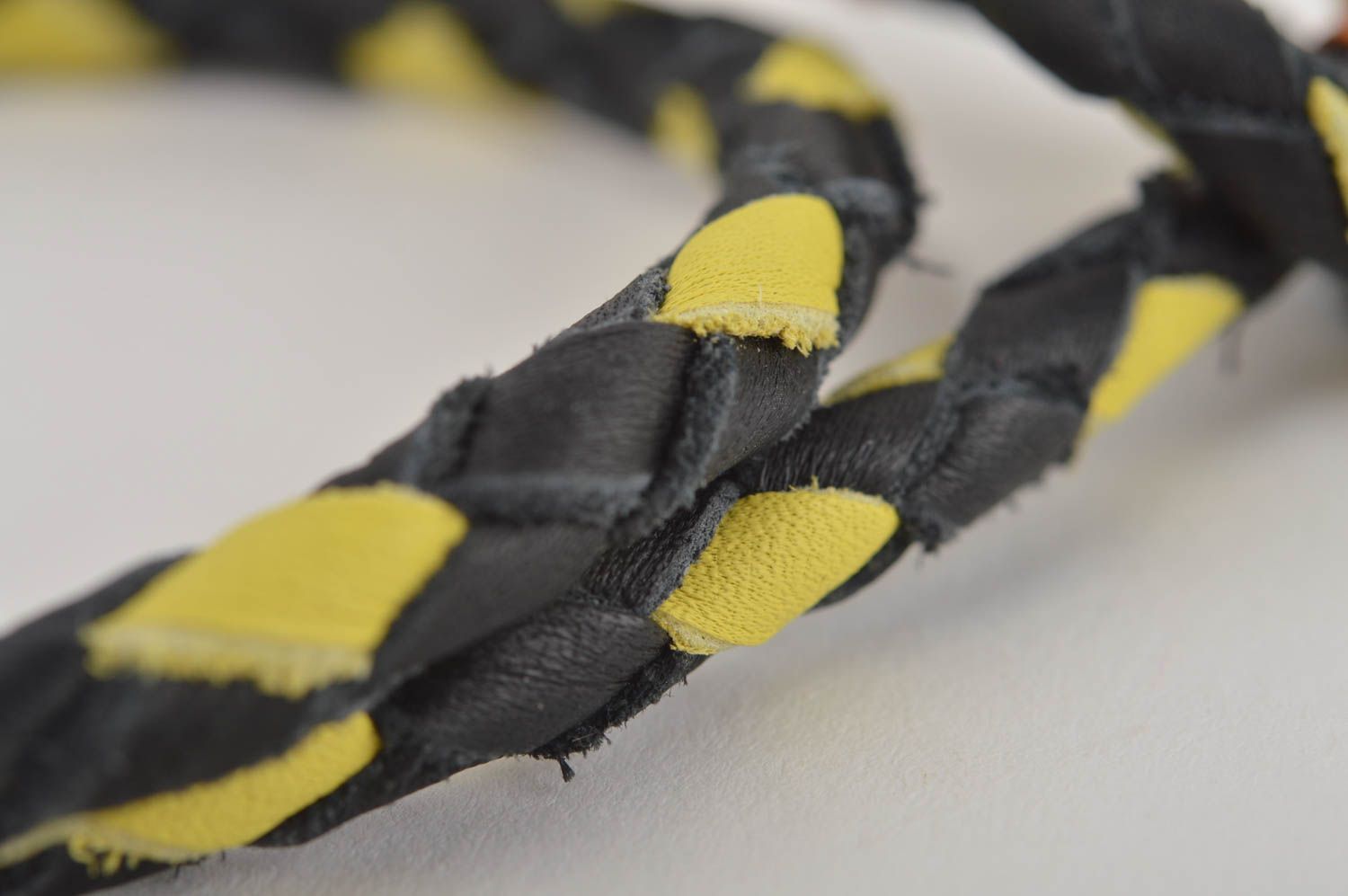 Handmade Leder Armband Designer Schmuck Accessoire für Frauen gelb und schwarz foto 4