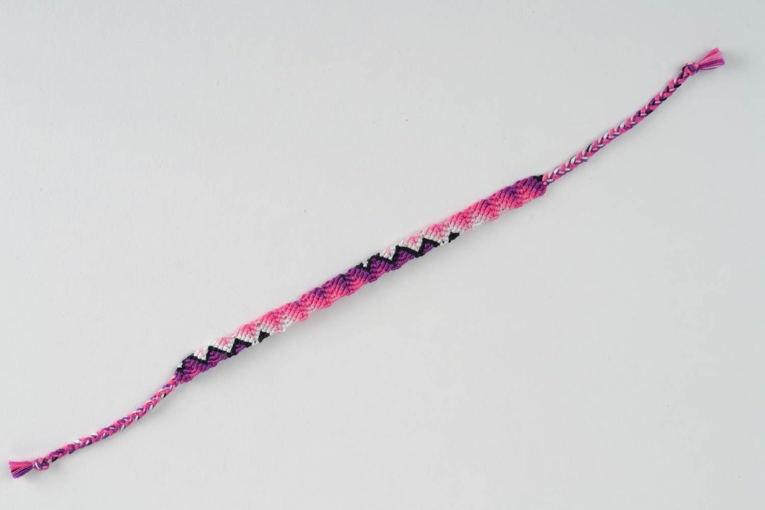 Розовый наручный браслет фенечка из ниток в технике макраме ручной работы фото 5
