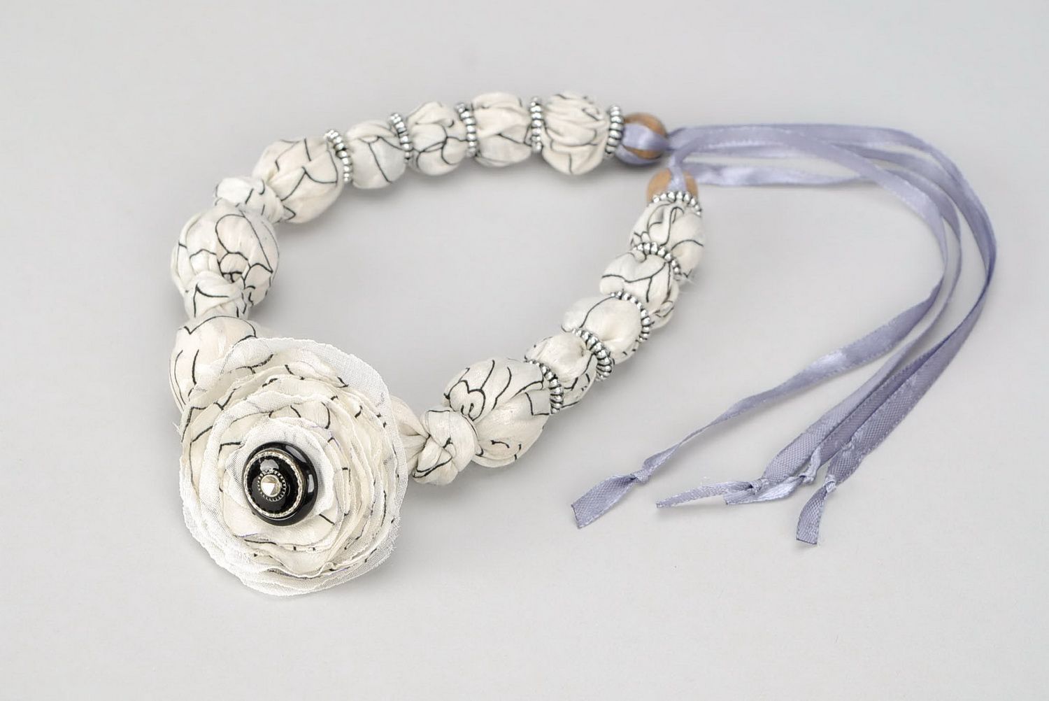 Perlenkette aus Organza und Holz Stillvoller grau foto 3