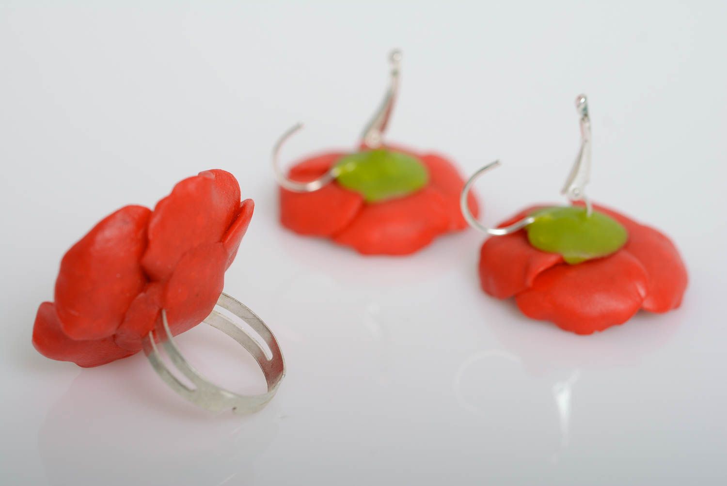 Rotes Schmuckset aus Polymerton Ohrringe und Ring künstlerische Handarbeit foto 2