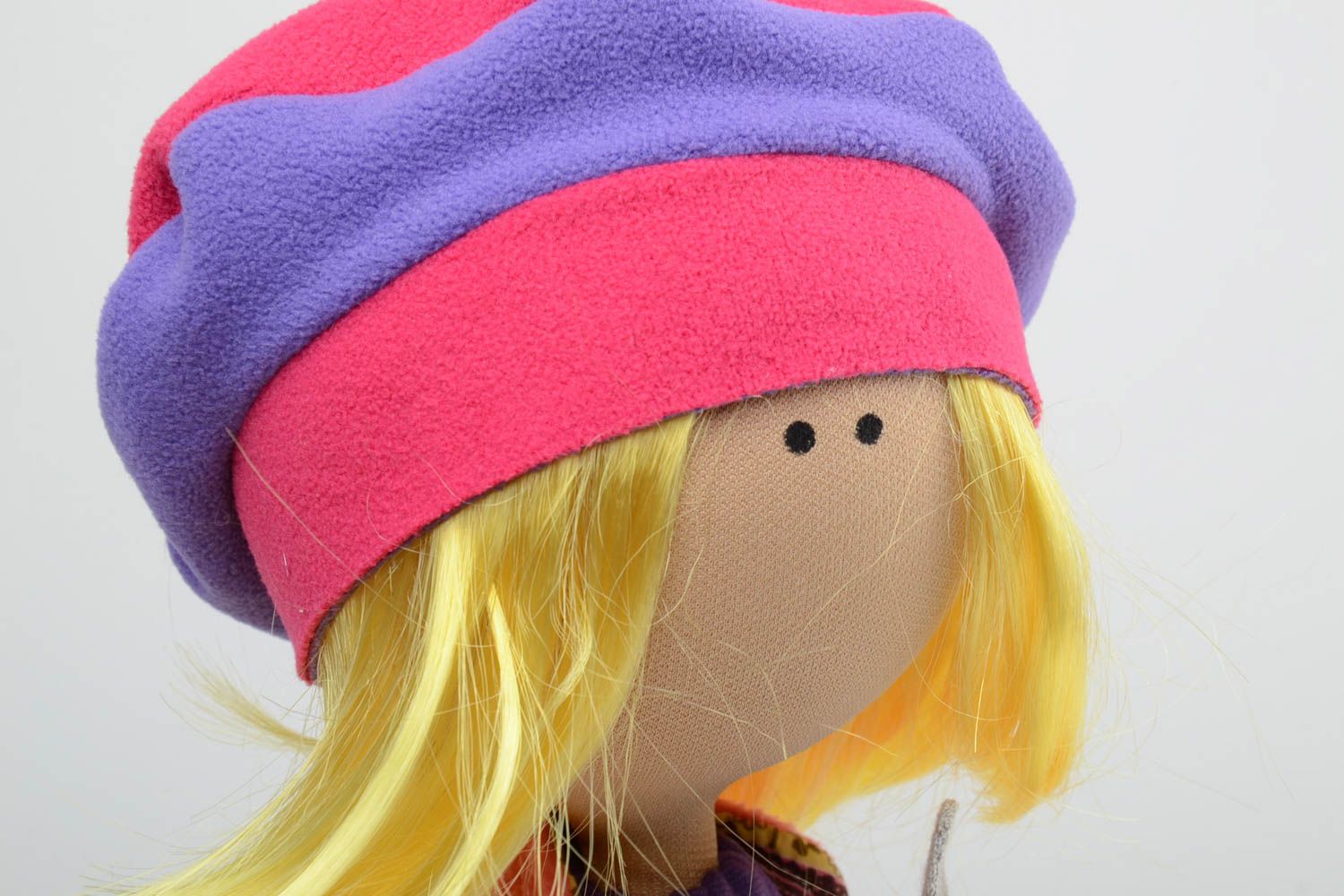 Nette exklusive Interieur Puppe handmade aus Textil Blondine im Hut für kleine Mädchen foto 3