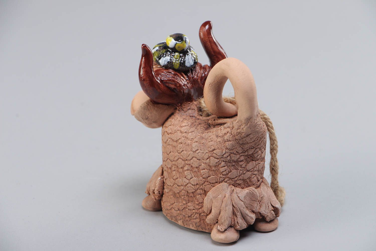 Handmade Deko Glöckchen aus Ton in Form der Kuh mit Acrylfarbe bemalt schön foto 3