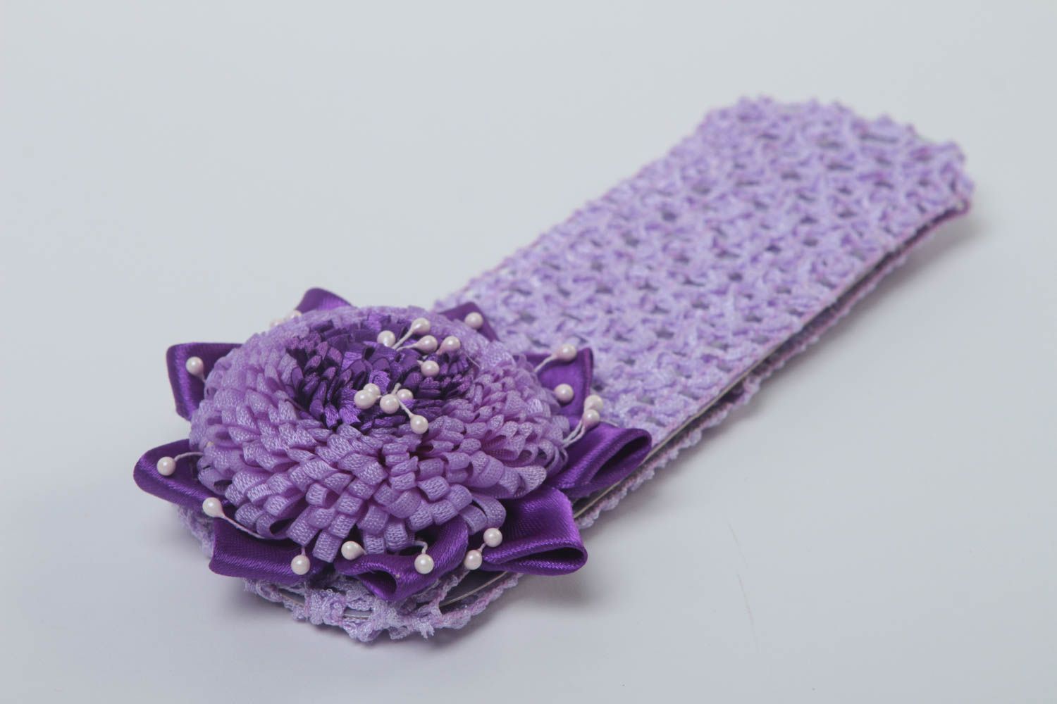 Детская повязка для волос на резинке фиолетовая с цветком из атласа хенд мейд фото 3
