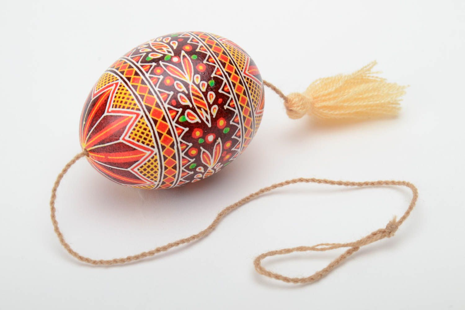 Huevo de Pascua de ganso artesanal con borla en técnica de cera vistoso foto 2