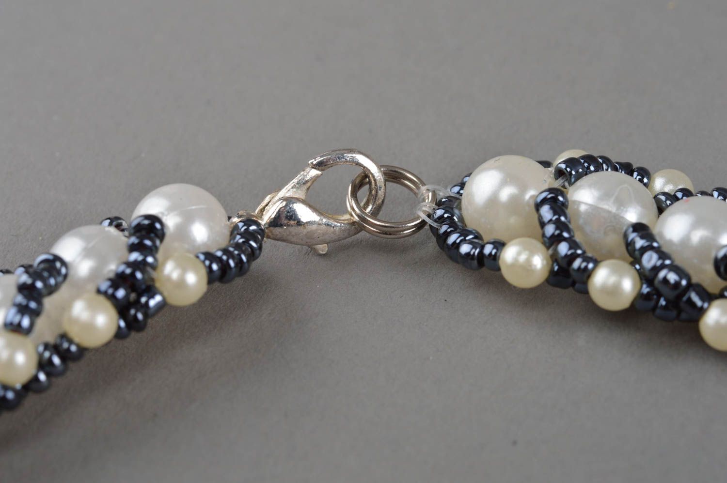 Collier en perles de rocailles et perles fantaisie fait main rayé blanc noir photo 5