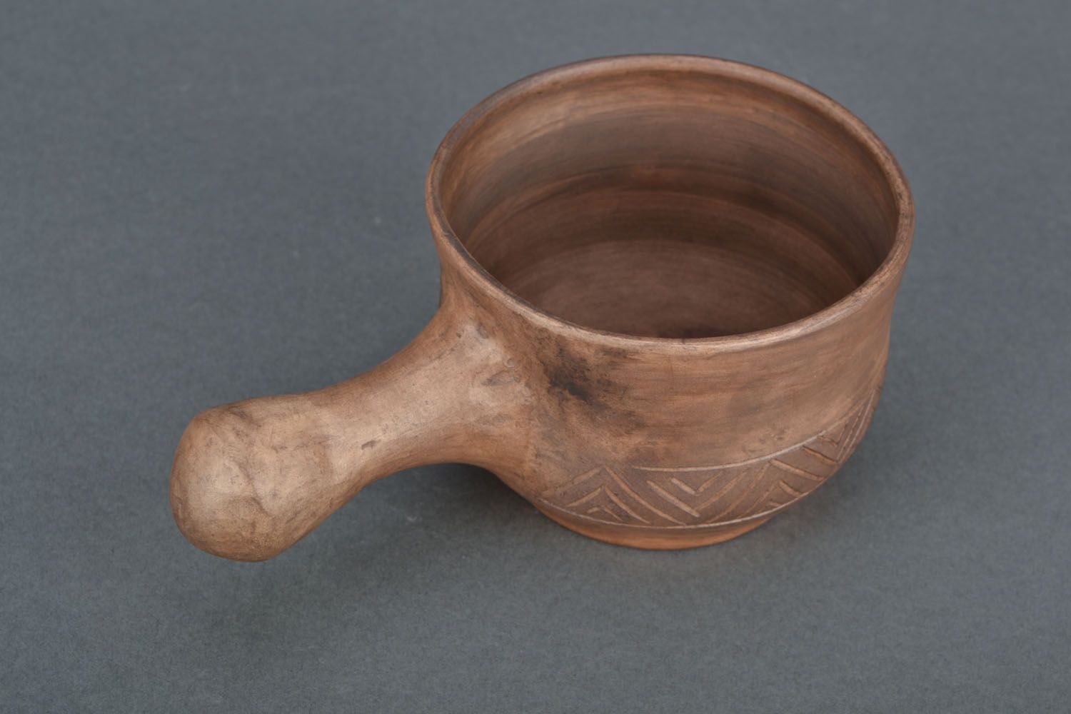 Tasse céramique faite main originale brune avec longue anse de style ethnique photo 4