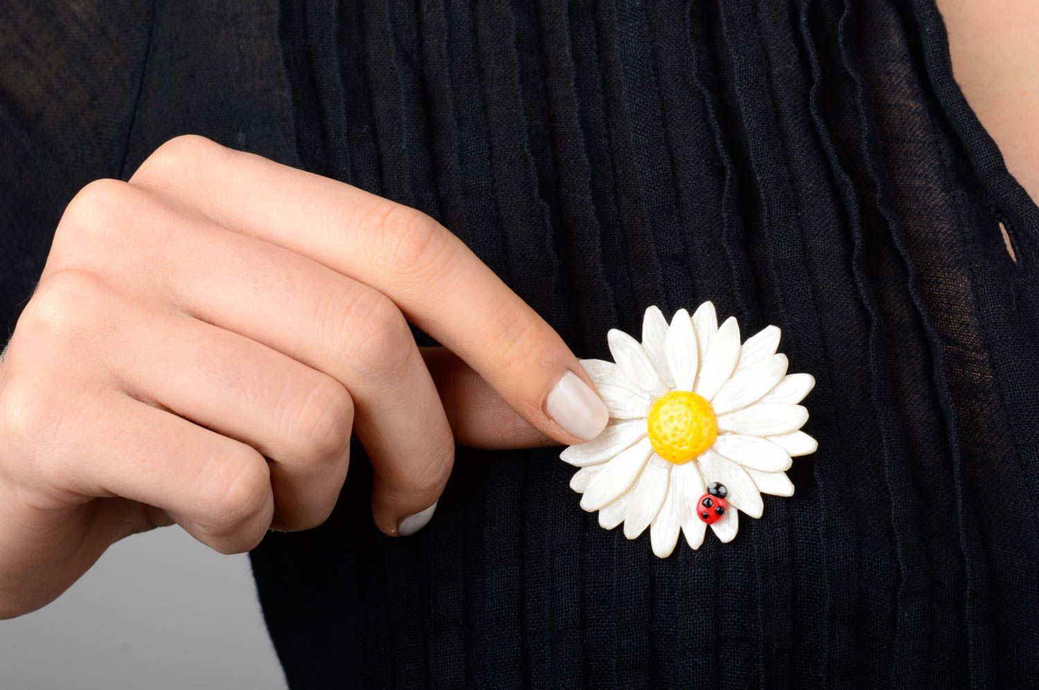 Broche fleur Bijou fait main camomille pâte polymère original Accessoire mode photo 2
