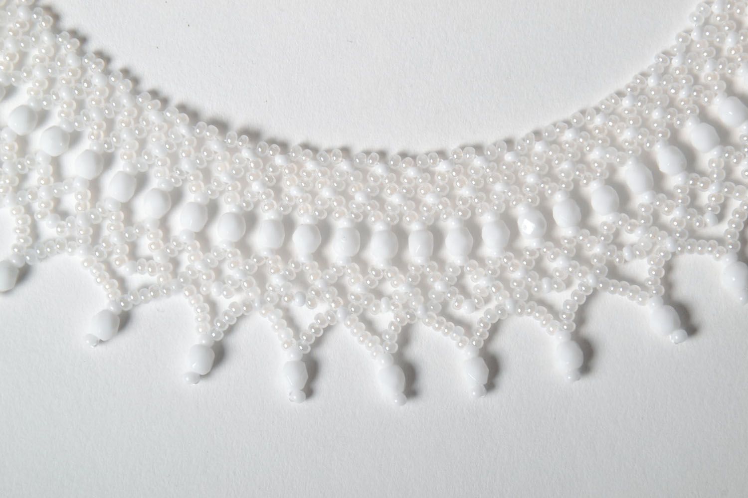 White beaded necklace photo 3
