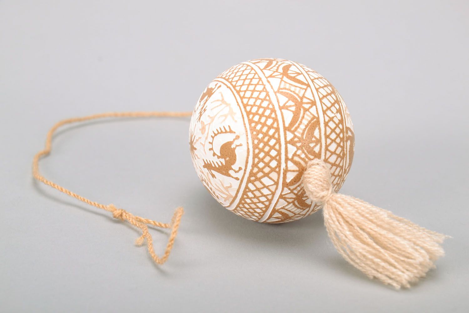 Huevo de Pascua en un cordón, pisanka artesanal foto 3