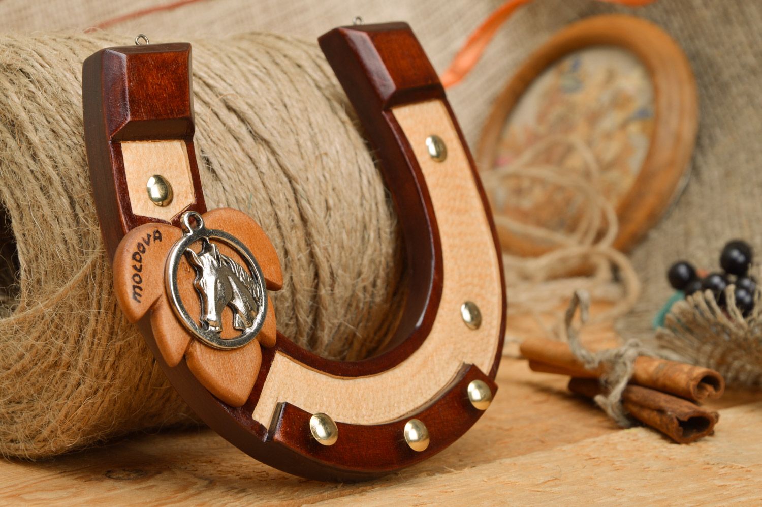 Настенная деревянная ключница в виде подковы резная ручной работы с тремя крючками фото 1