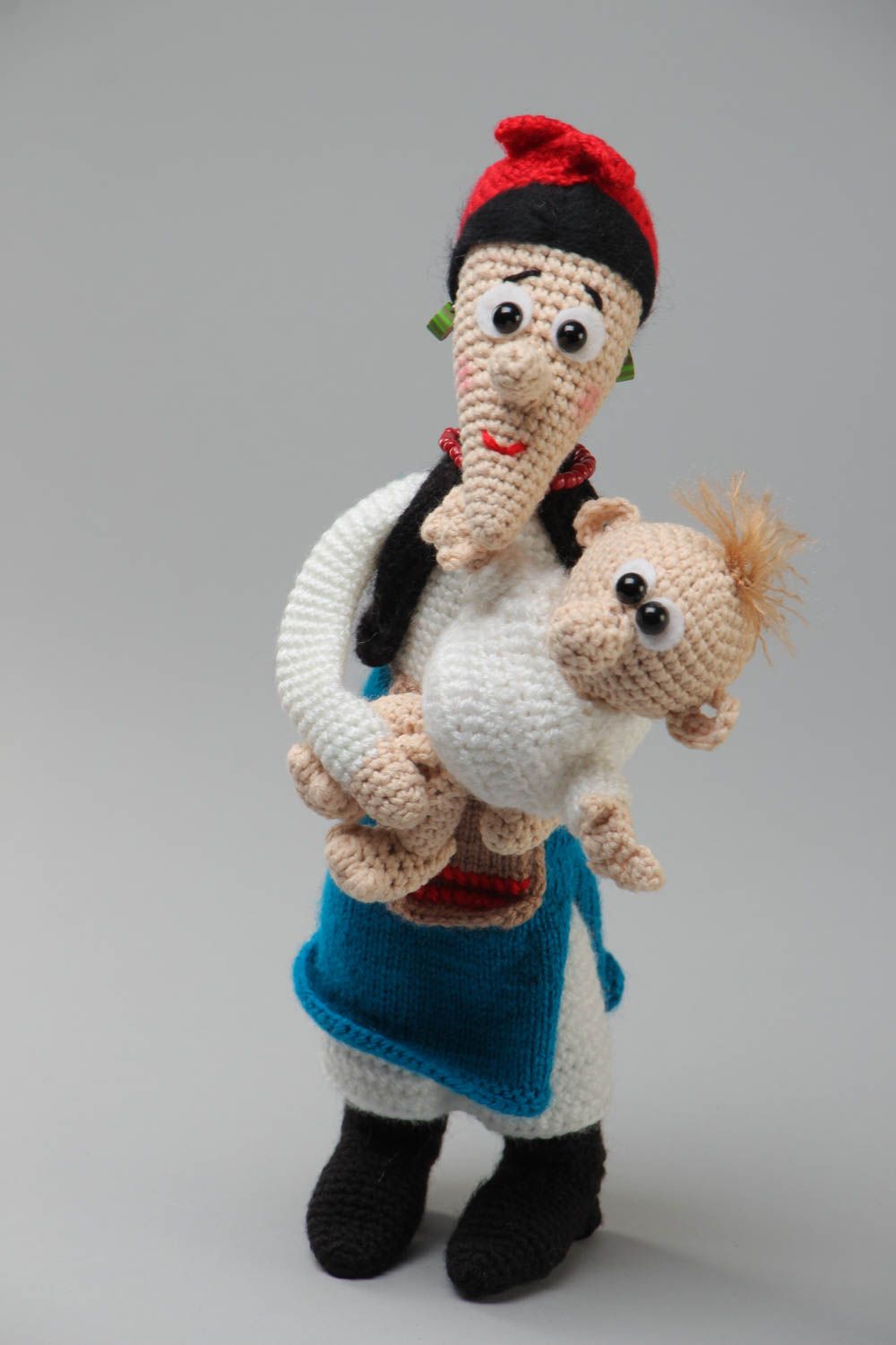 Schönes gehäkeltes Spielzeug Puppe mit Kind in Mittelgröße Handarbeit foto 2