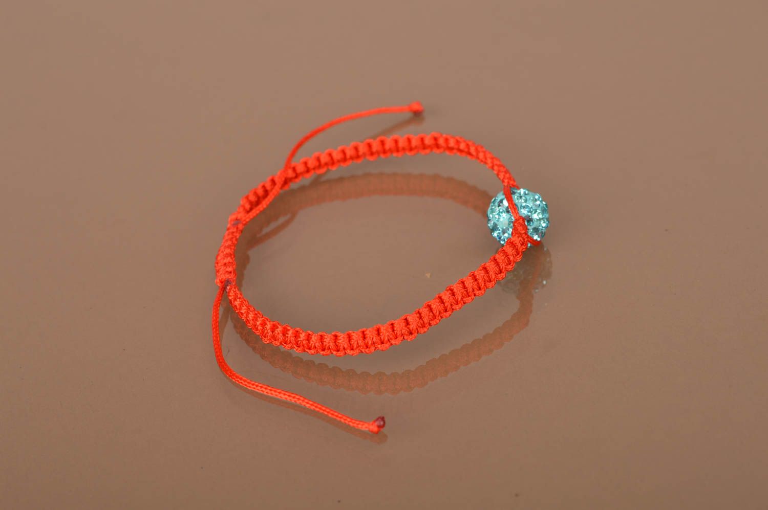 Bracelet fin tressé en lacet ciré rouge avec perle de strass bleu ciel fait main photo 3