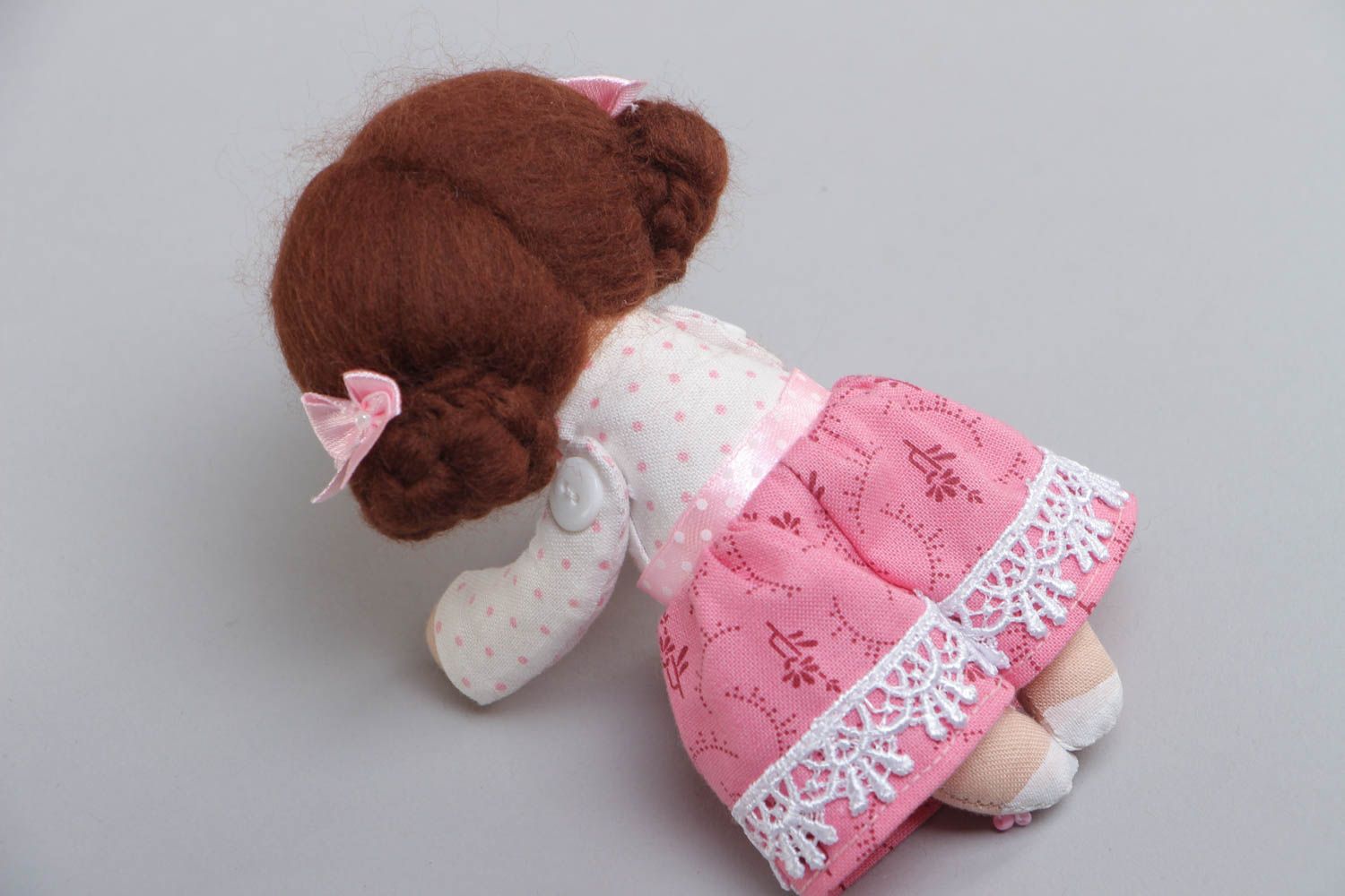 Poupée brune avec robe rose originale petite cousue en coton faite main photo 4