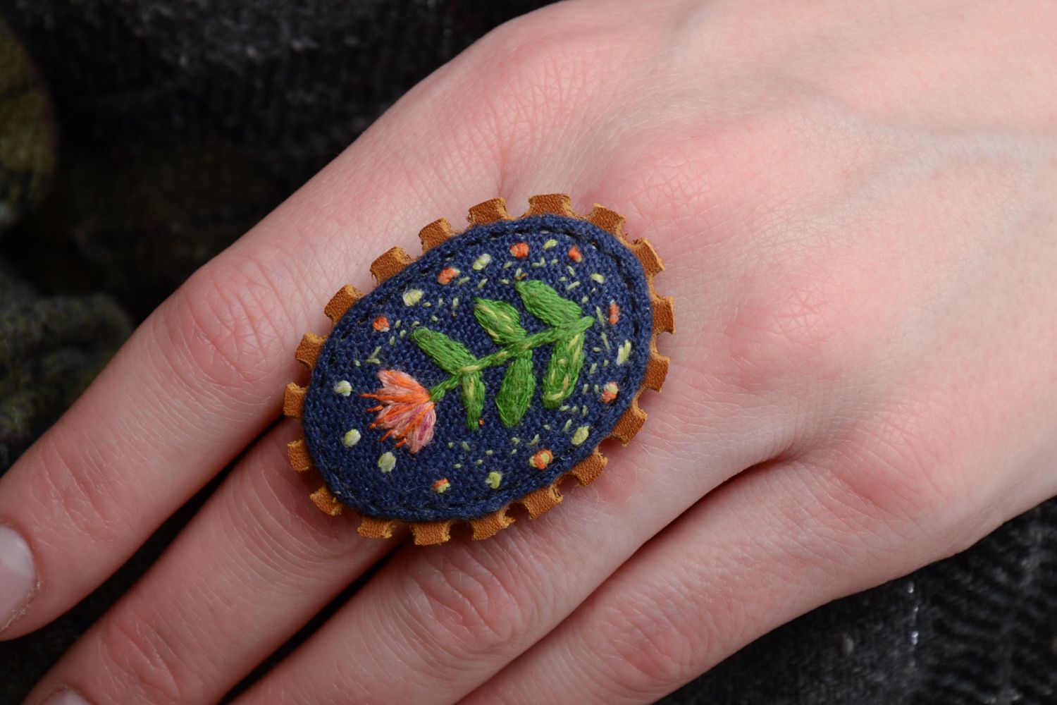 Handmade Ring mit Stickerei von Moulinezwirnen foto 5