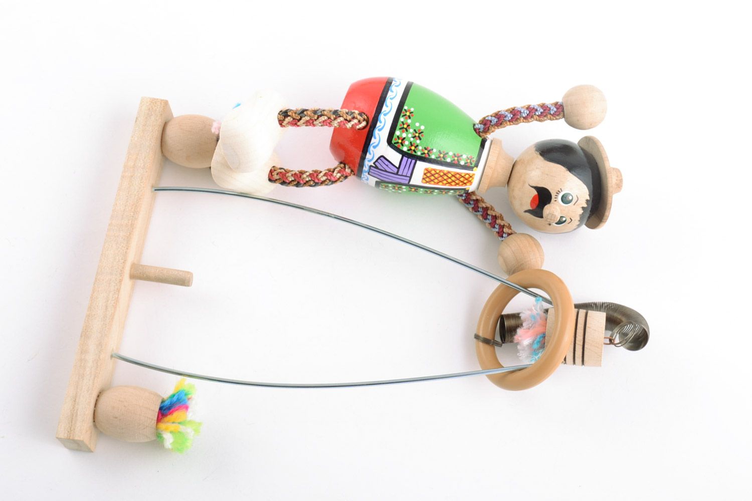 Handmade bemaltes buntes Öko Spielzeug aus Holz mit Feder Junge auf Schaukel foto 5