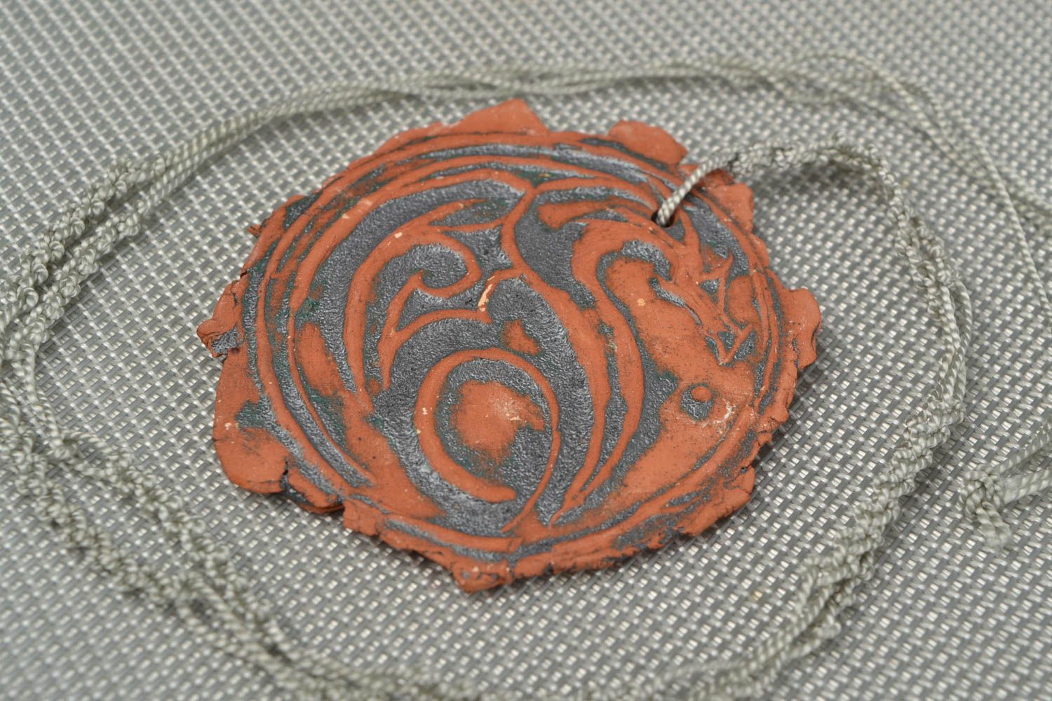 Керамическое украшение кулон ручной работы подвеска на шею круглая коричневая фото 1