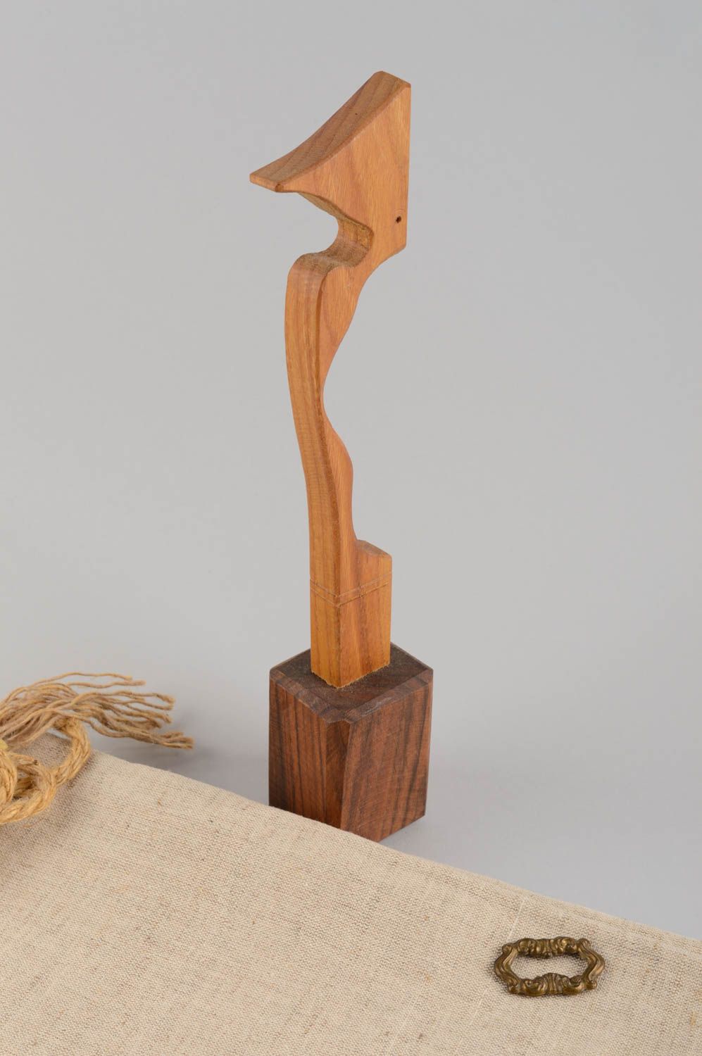 Оригинальная статуэтка из дерева ручной работы элемент декора для интерьера фото 1