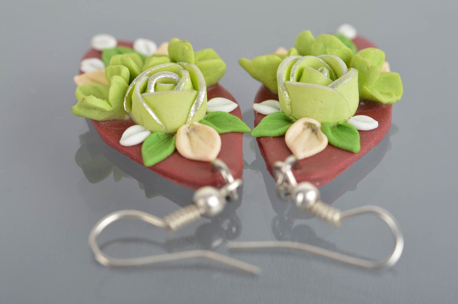 Boucles d'oreilles en pâte polymère pendantes faites main Fleurs vertes photo 5