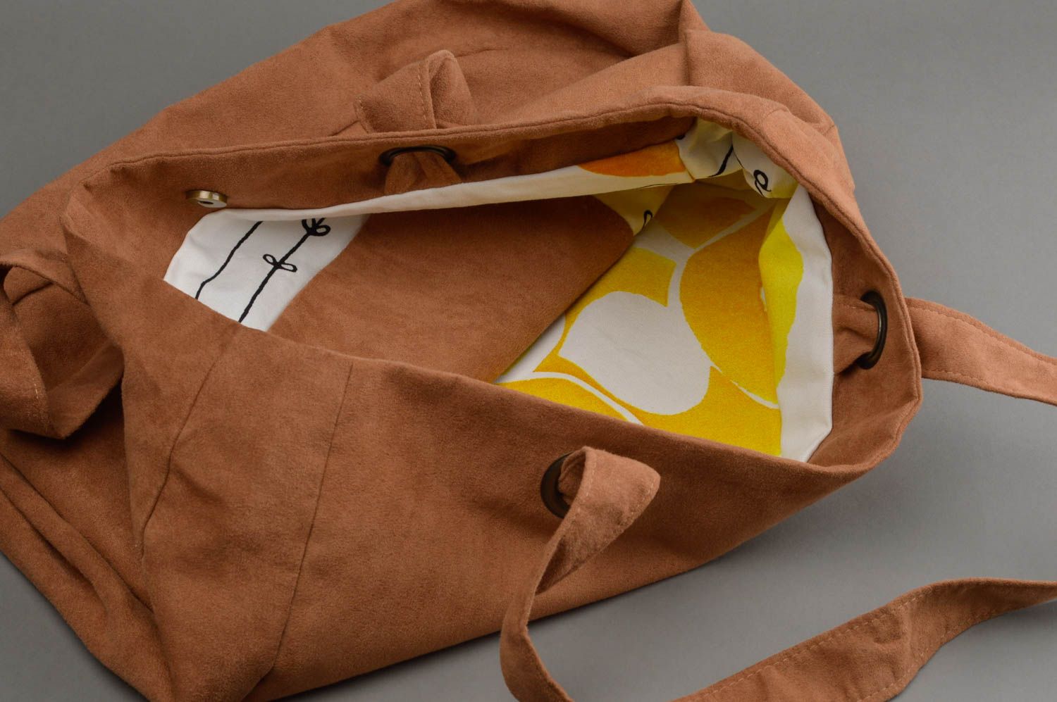 Коричневая женская сумка мешок из искусственной замши ручной работы с карманом фото 3