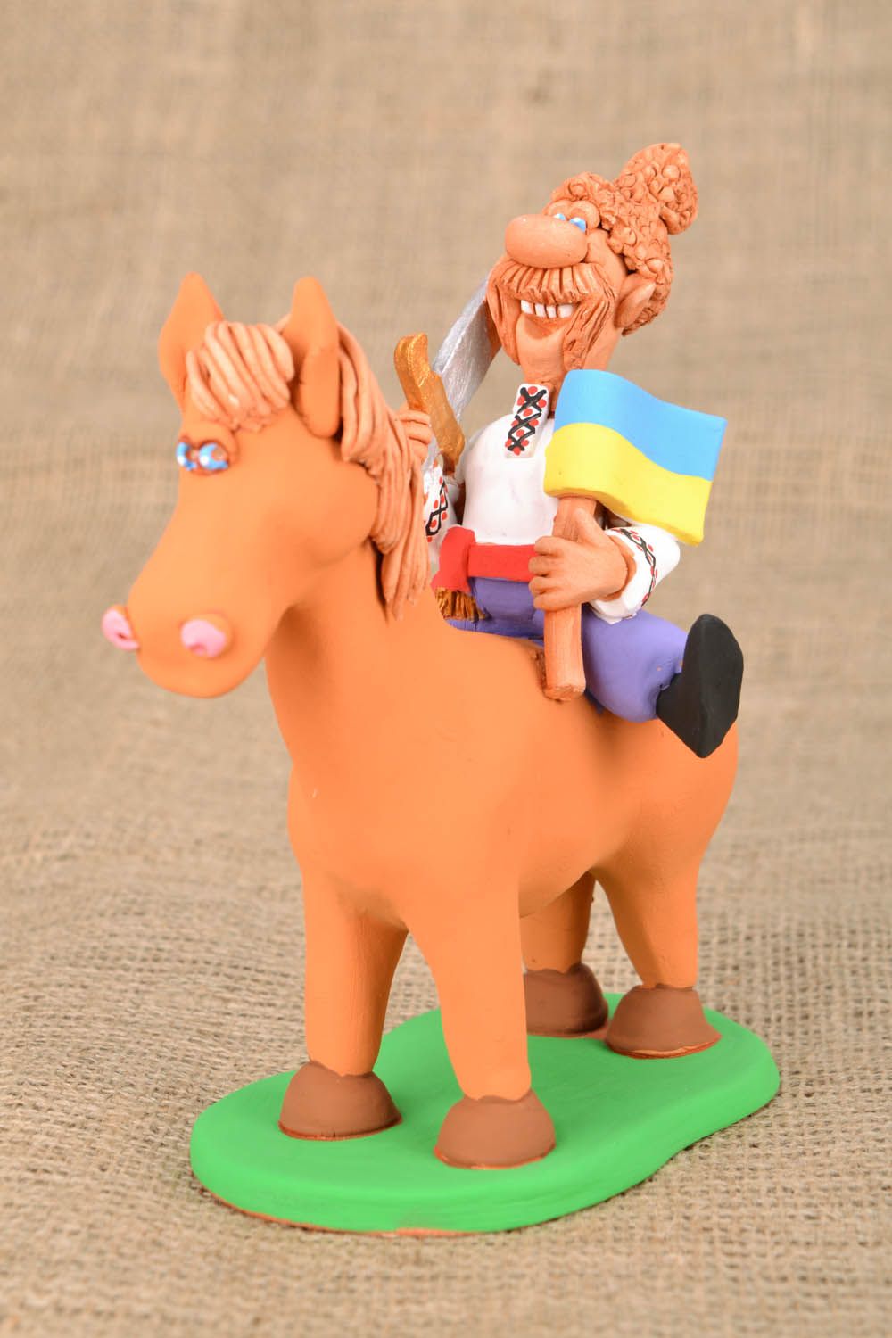 Estatueta de cerâmica cossaco andando no cavalo foto 1
