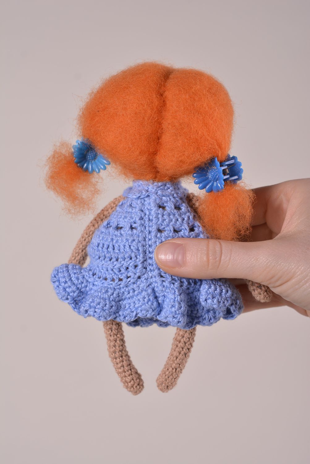 Кукла ручной работы мягкая игрушка из ниток девочка кукла крючком рыженькая фото 4