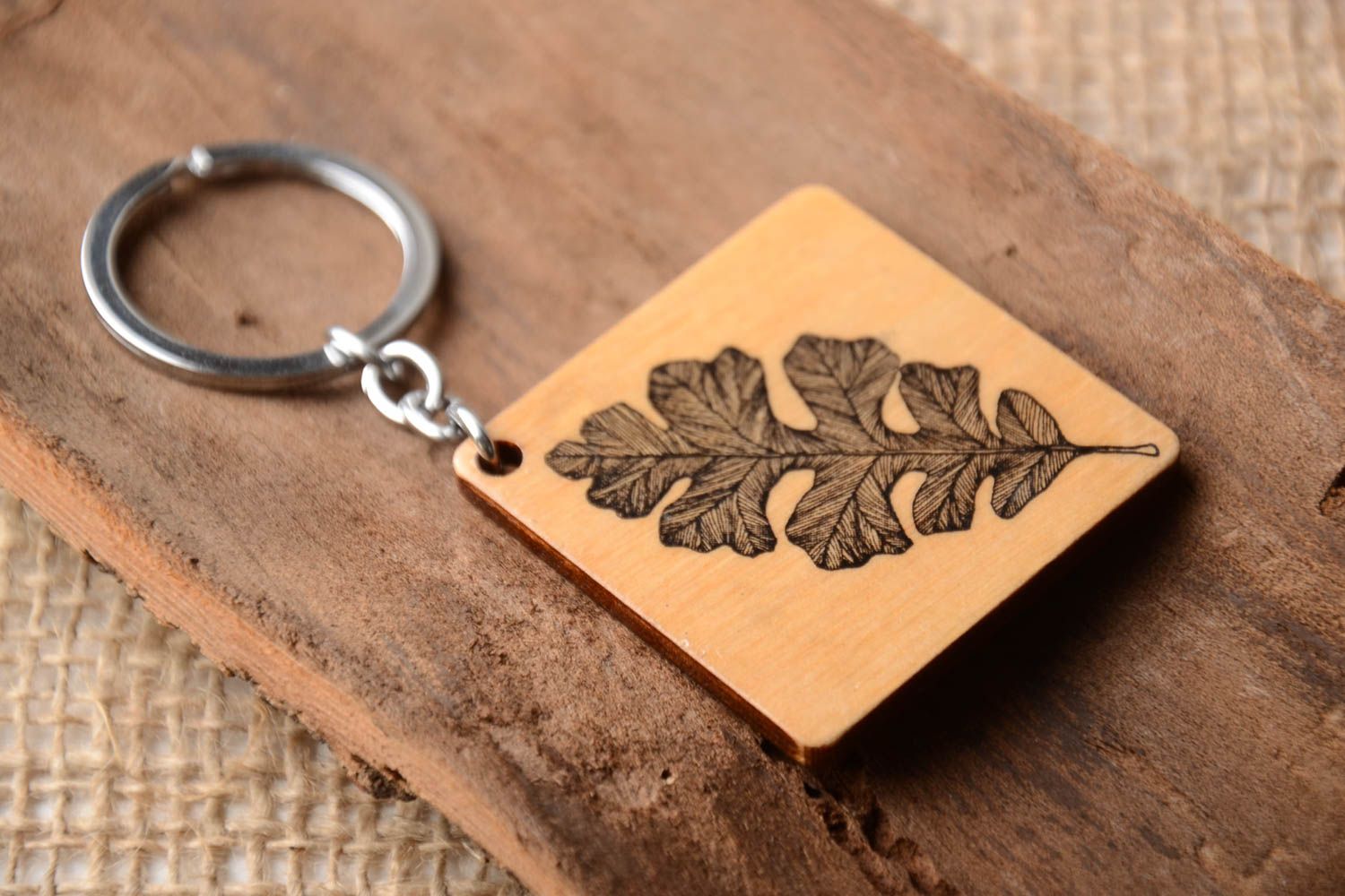 Porte-clés en bois fait main original carré avec feuille Accessoire design photo 1