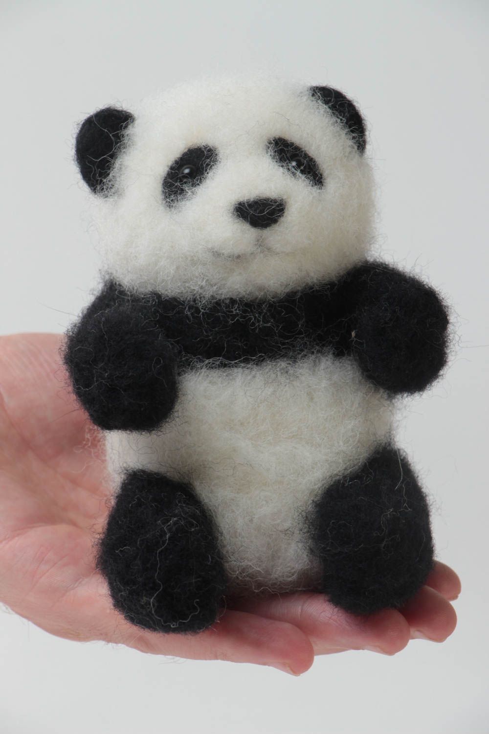 Маленькая мягкая игрушка в технике валяния из натуральной шерсти панда хэнд мейд фото 5