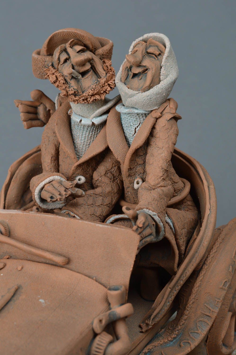 Необычная глиняная скульптура статуэтка ручной работы Пара в ретро-автомобиле фото 4