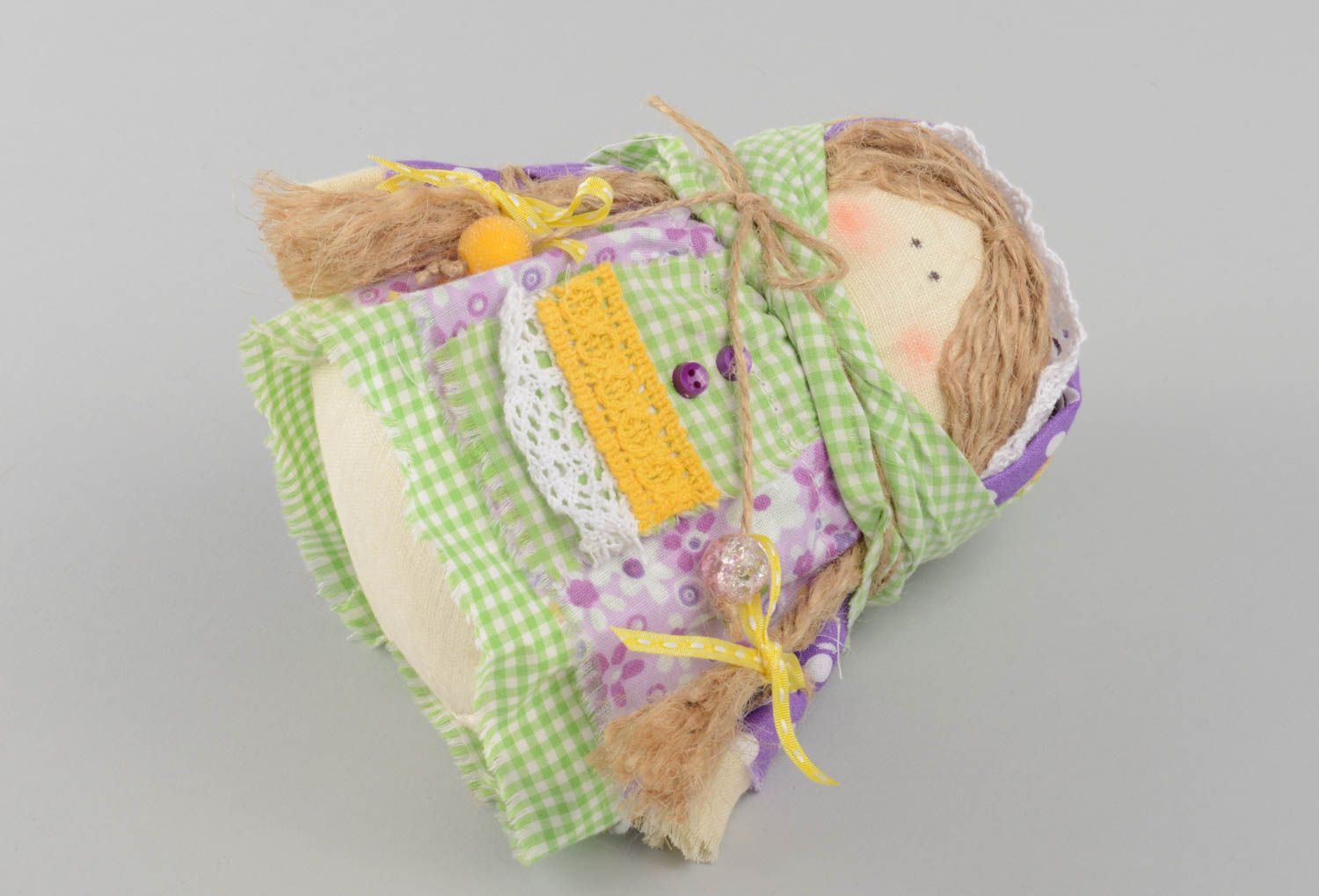 Красивая кукла оберег зерновушка ручной работы с крупой из натуральных тканей фото 4