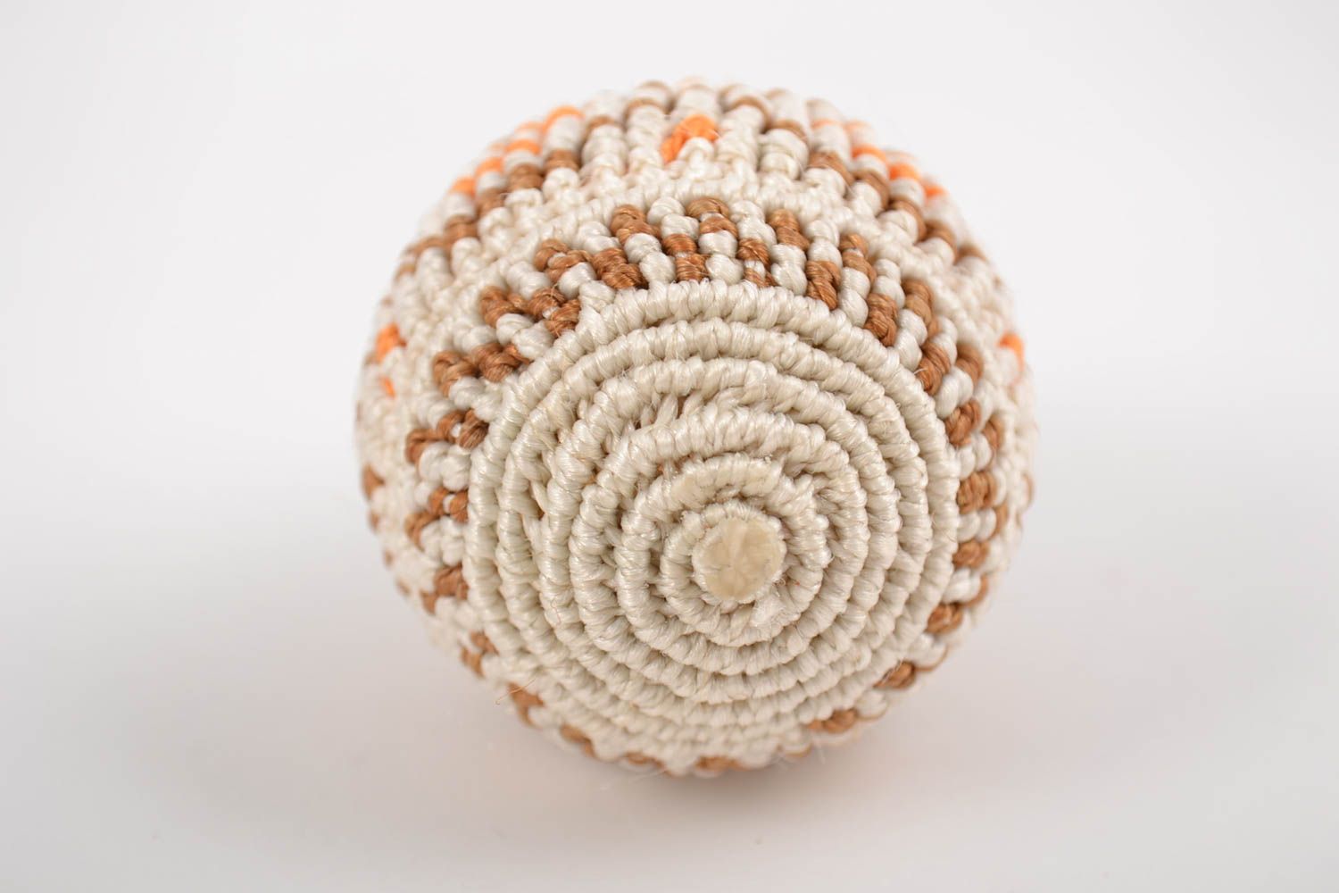 Пасхальное яйцо макраме деревянное оплетенное нитками ручной работы с орнаментом фото 4