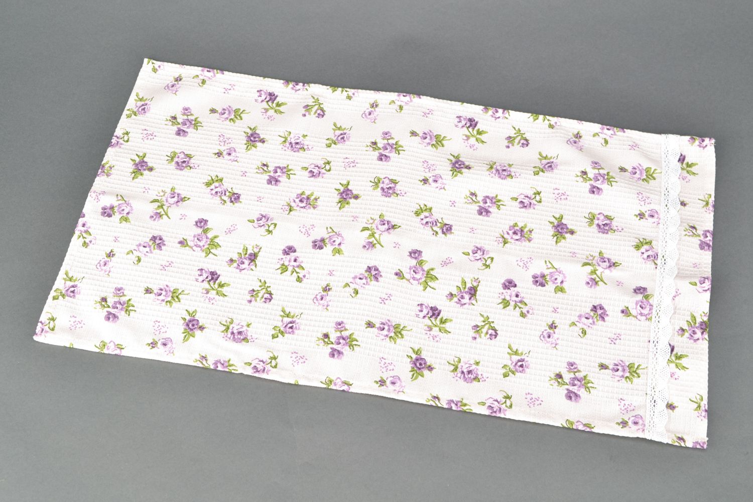 Serviette de cuisine en tissu de coton et polyamide faite main avec roses lilas photo 4
