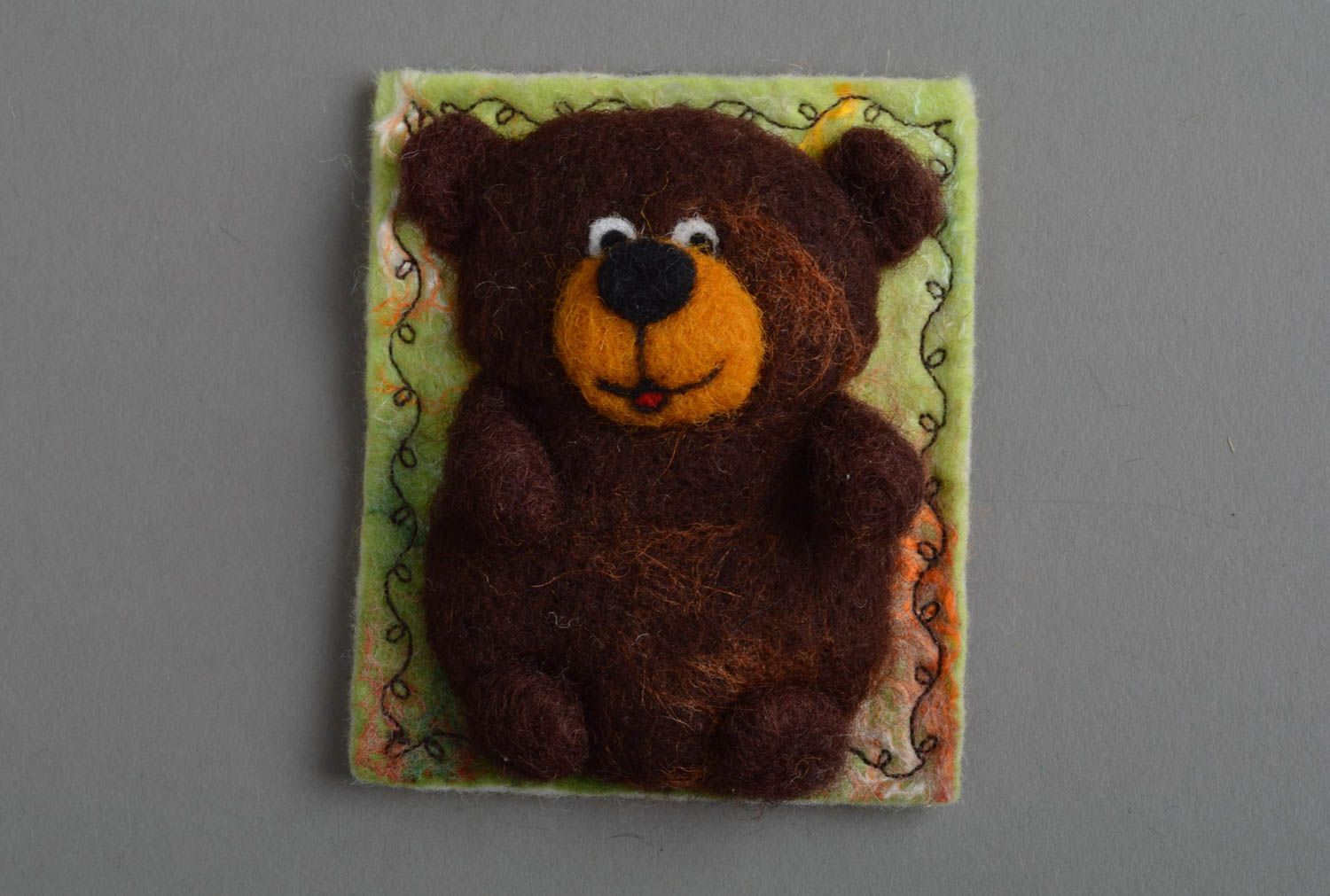 Aimant frigo ours brun fait main en laine naturelle feutrée rectangulaire photo 3