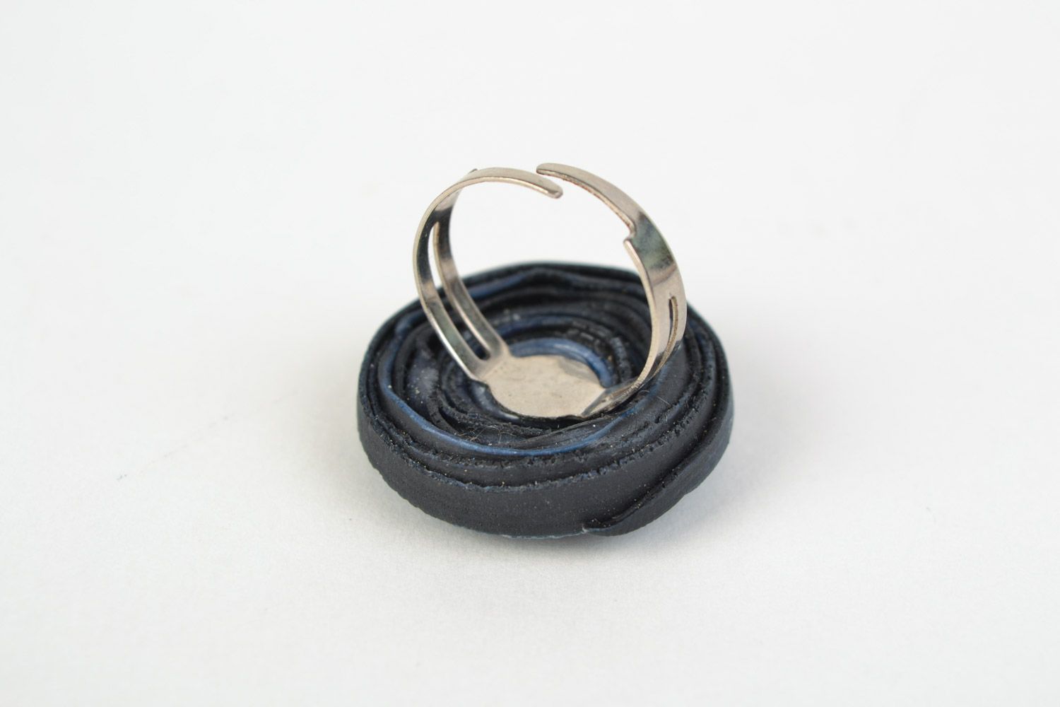 Origineller blau schwarzer Ring aus Polymerton mit Kantenriss Handarbeit foto 4
