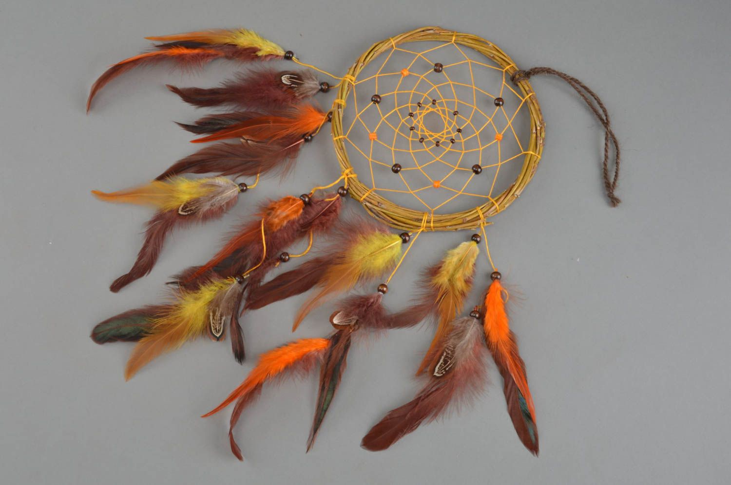 Ловец Снов интерьерная подвеска с перьями петуха и фазана бордовая ручной работы фото 2