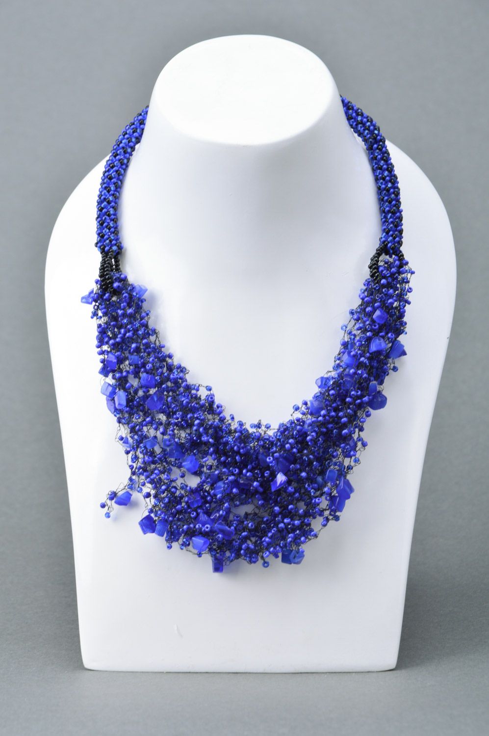 Ожерелье из бисера ручной работы темное синее плетеное с бусинами женское фото 1