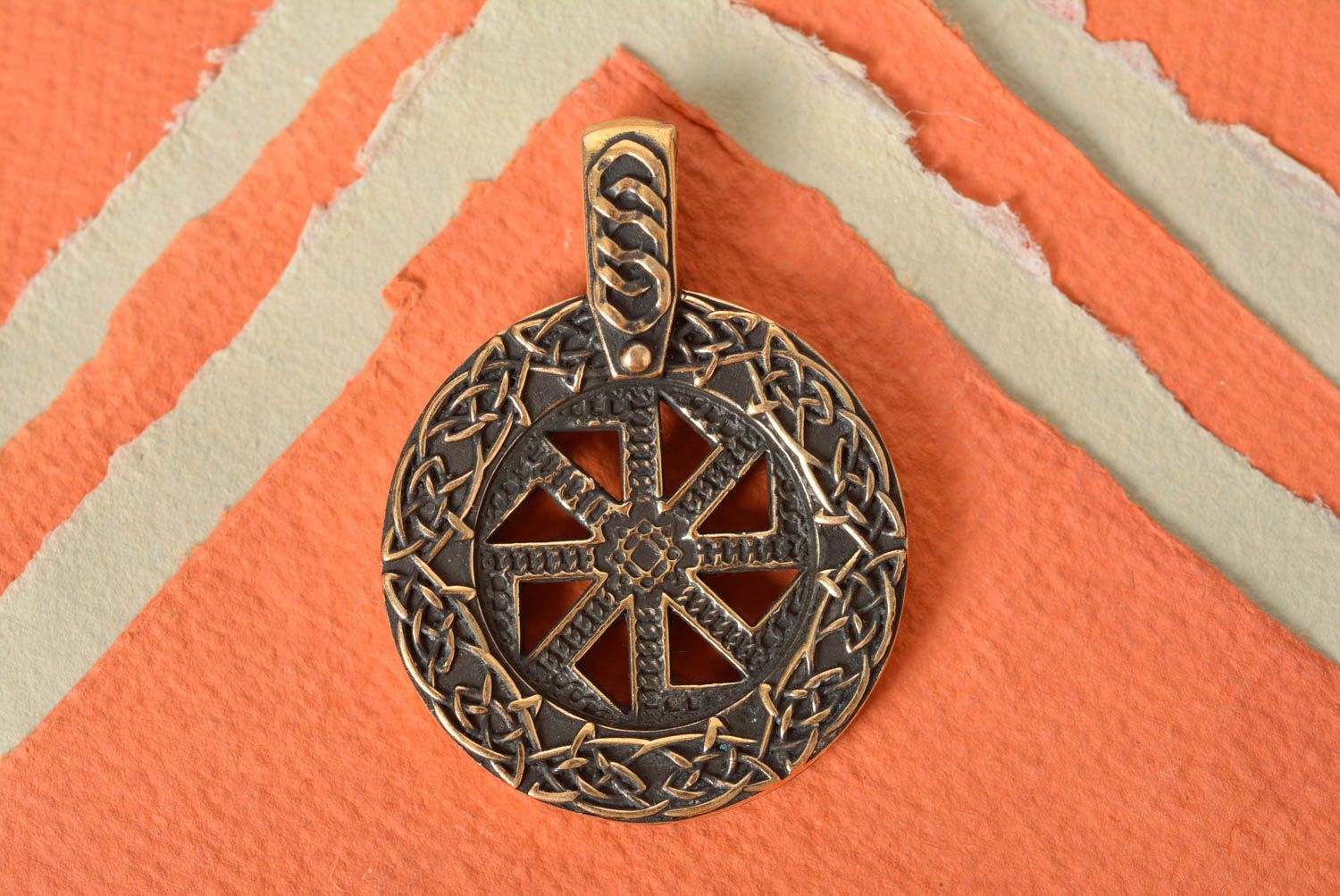 Ciondolo di bronza decorativo fatto a mano pendente etnico amuleto di metallo
 foto 2