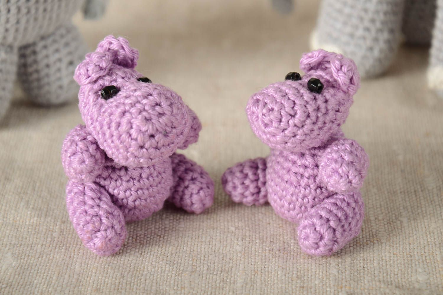 Peluches au crochet hippopotames Jouets faits main 2 pièces mauves Cadeau enfant photo 1