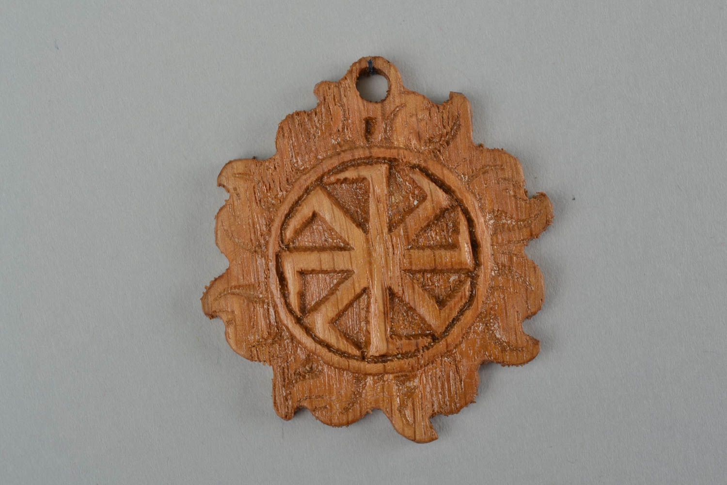 Slawischer geschnitzter origineller künstlerischer Amulett Anhänger aus Holz foto 3