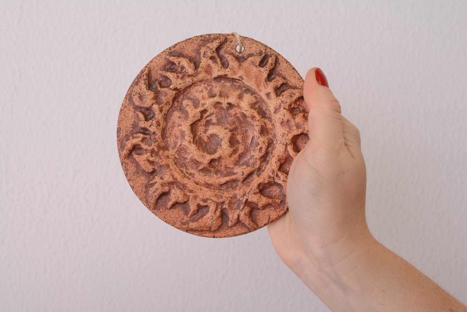 Prato decorativo talismã eslavo feito à mão de argila para decoração do interior em estilo étnico Espiral foto 4