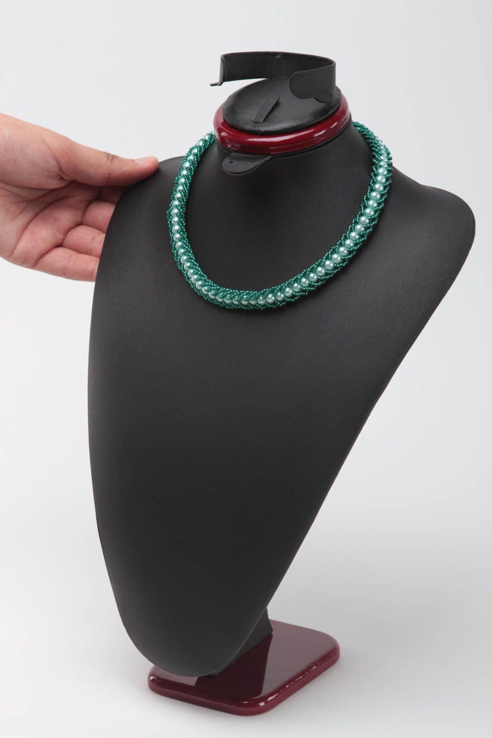 Ожерелье из бисера и керамических бусин ручной работы в зеленых тонах плетеное фото 5