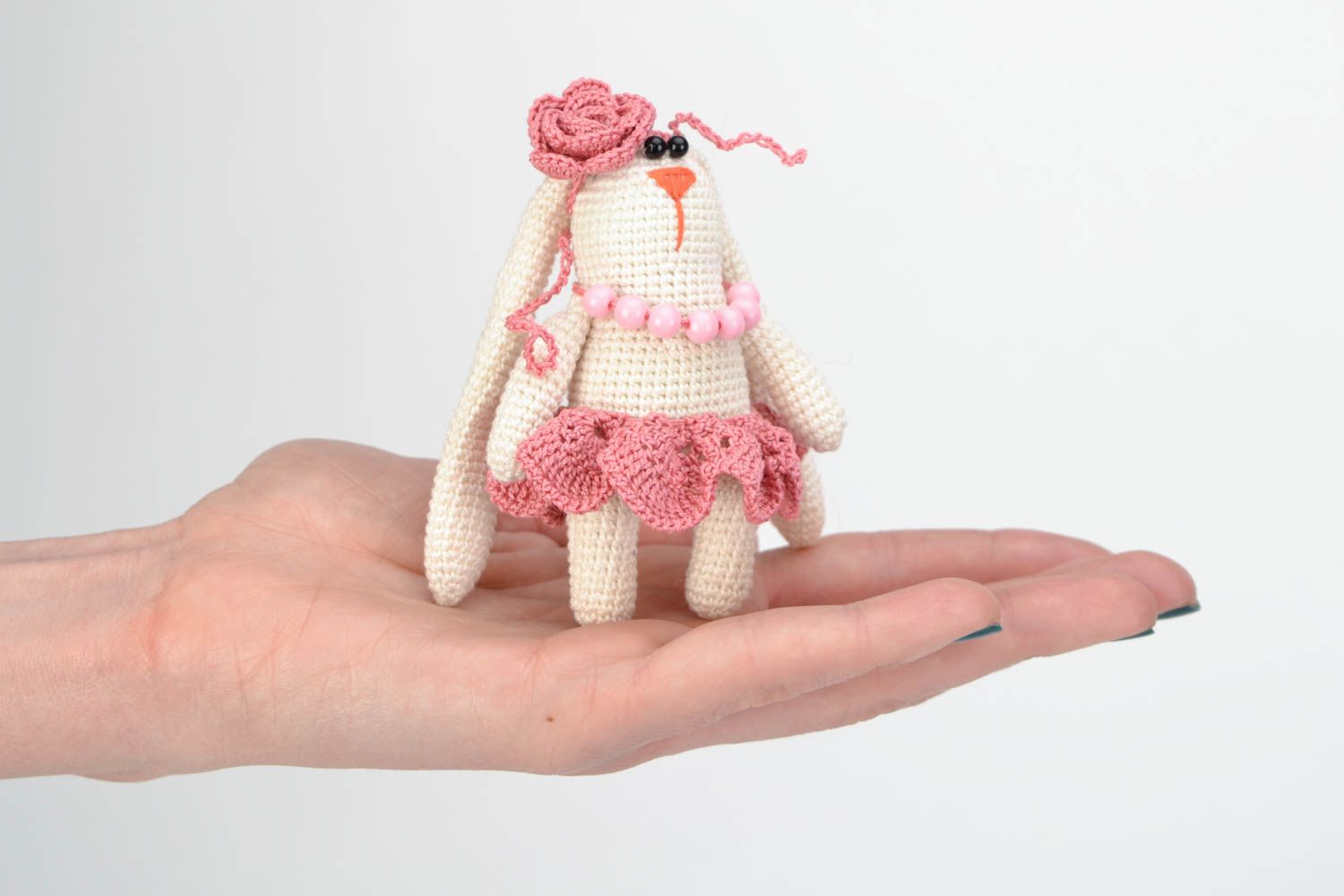 Gehäkeltes Kuscheltier Hase Modedame im rosa Rock handmade für Kinder und Haus Dekor foto 2