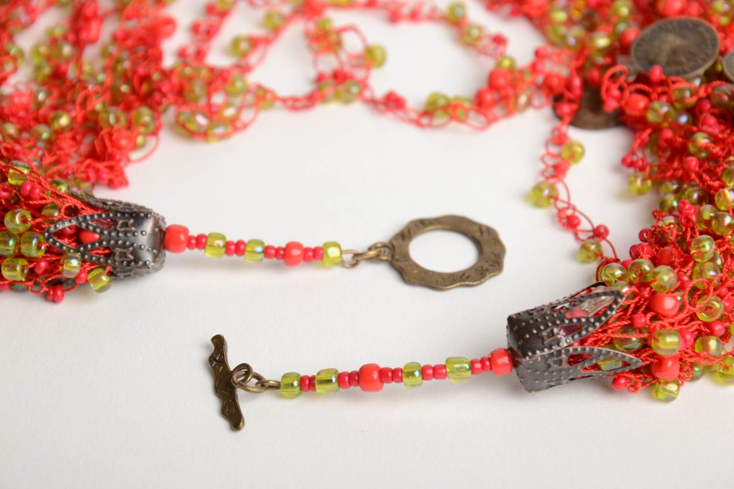 Collar de abalorios con monedas artesanal ligero coralino foto 4